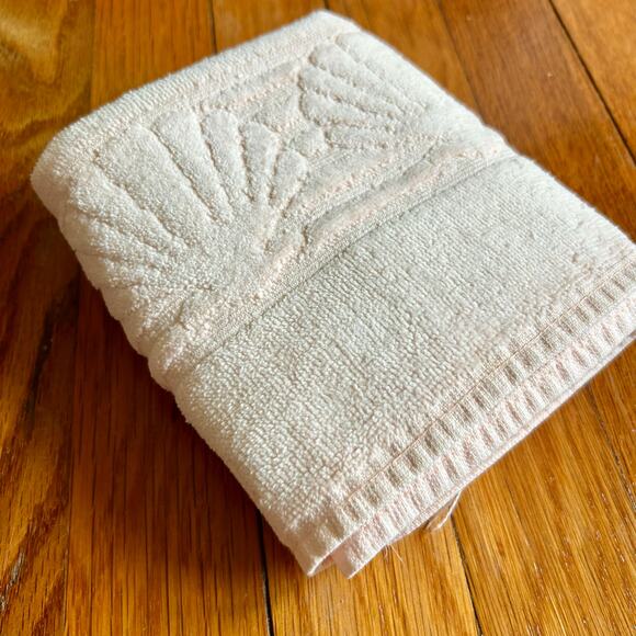 Vintage Fieldcrest Seashell Hand Towel – Soft Peach Cotton, Made in USA - Picture 5 of 13